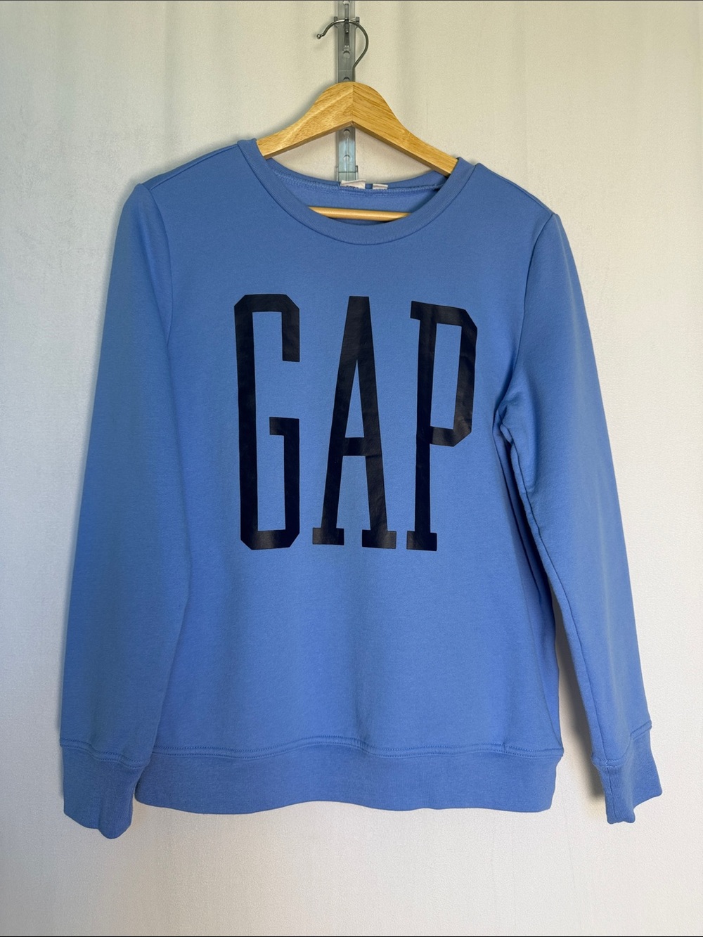 GAP Women's Scoopneck Sweatshirt Size S R Periwinkle Navy Logo Relaxed Fit EUC